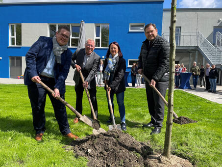 Das Foto zeigt von links: Andre Potarzycki (Niederlassungsleiter Fielmann Oberhausen), Jürgen Fischer (Vorstandsvorsitzender Lebenshilfe Oberhausen), Verena Birnbacher (Geschäftsführung Lebenshilfe Oberhausen), Daniel Schranz (Oberbürgermeister der Stadt Oberhausen).