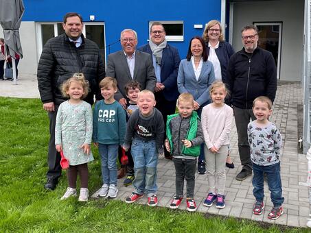 Das Foto zeigt von links: Daniel Schranz (Oberbürgermeister der Stadt Oberhausen), Jürgen Fischer (Vorstandsvorsitzender Lebenshilfe Oberhausen), Andre Potarzycki (Niederlassungsleiter Fielmann Oberhausen), Verena Birnbacher (Geschäftsführung Lebenshilfe Oberhausen), Judith Schacht (Fachleitung Kita HeideKids), Dirk Staubach (Architekt) und Kinder der HeideKids.