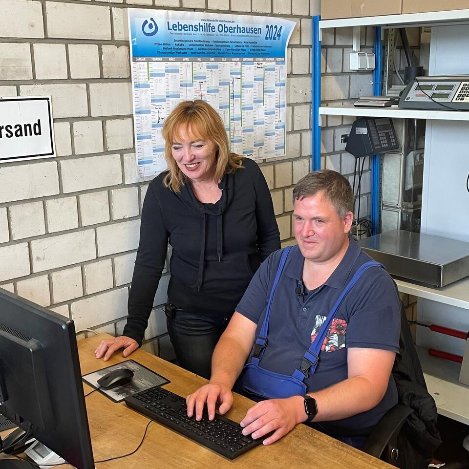 Britta Costecki und Sven Haendel in der Werkstatt